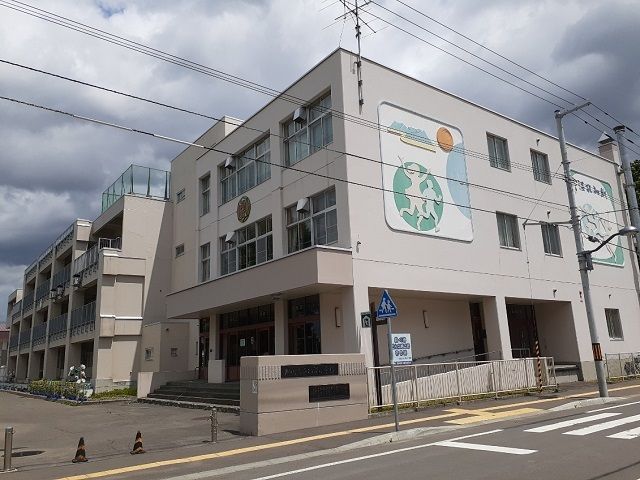 近くの旭川市立知新小学校まで600m(徒歩8分)