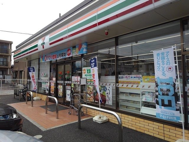 近くのコンビニまで180m（徒歩3分）