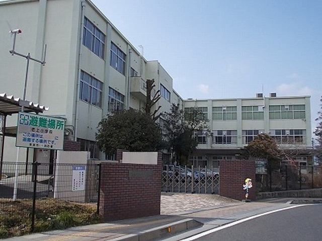 近くの老上小学校まで356m（徒歩5分）