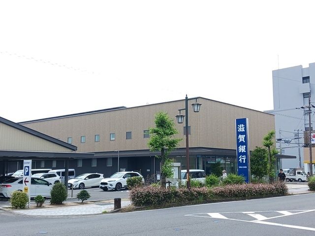近くの関西みらい銀行栗東支店まで604m(徒歩8分)
