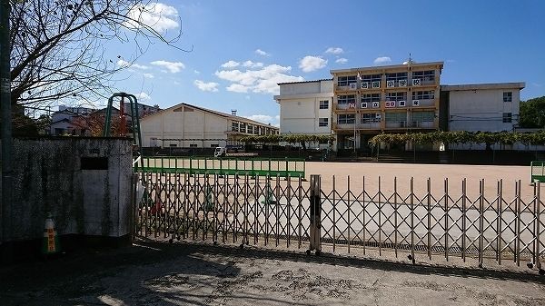 近くの北九州市立　若園小学校まで700m（徒歩9分）