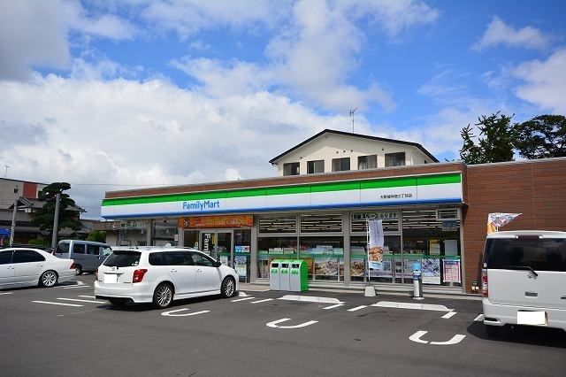 近くのファミリーマートまで500m（徒歩7分）