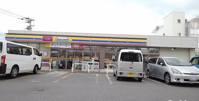 近くのミニストップまで600m（徒歩8分）