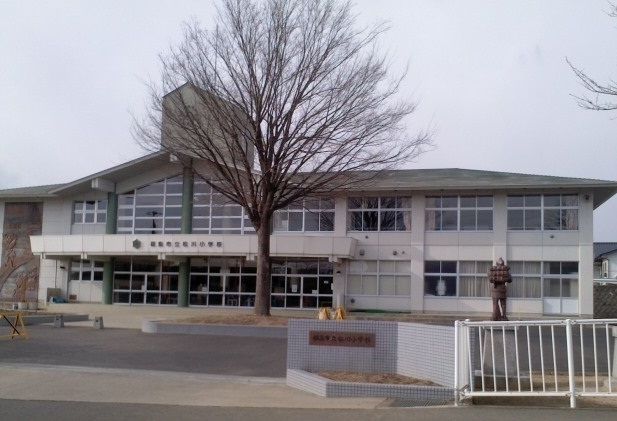 近くの福島市立松川小学校まで2,600m(徒歩33分)