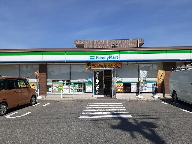 近くのファミリーマートまで450m(徒歩6分)