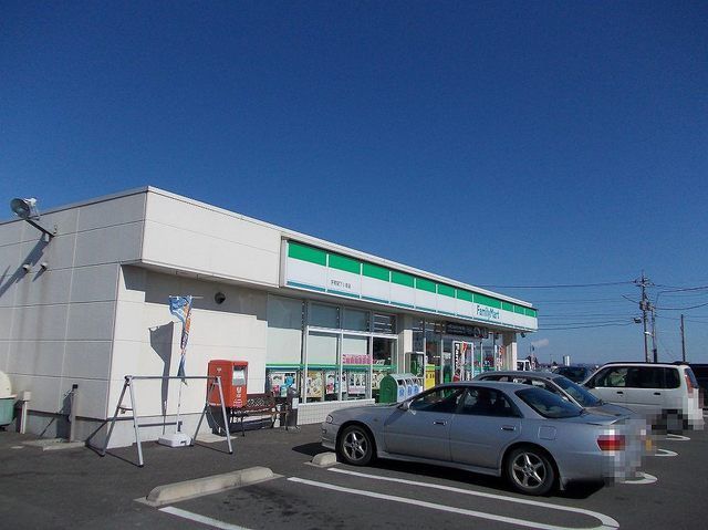 近くのファミリーマート宇都宮下小倉店まで700m（徒歩9分）