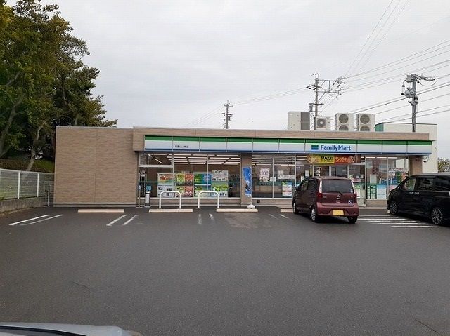 近くのファミリーマート武豊山ノ神店まで763m（徒歩10分）