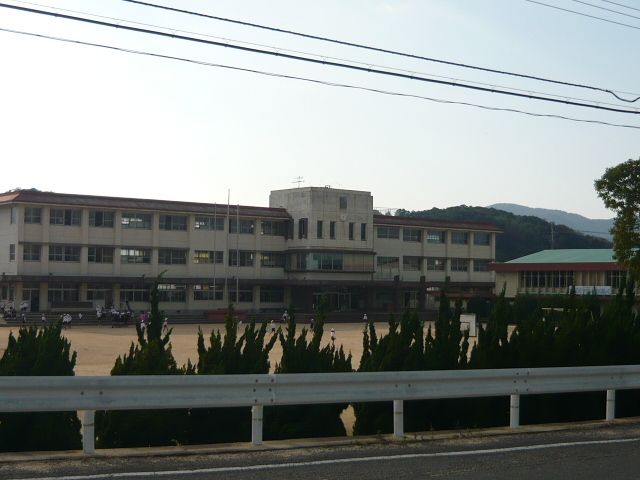 近くの小学校まで2,000m（徒歩25分）