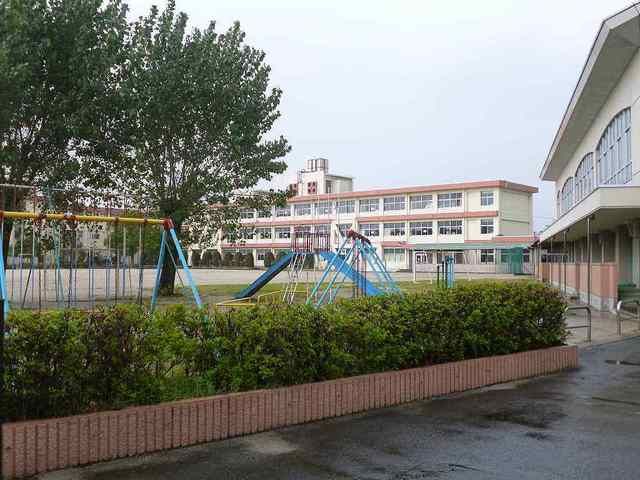 近くの小牧市立　味岡小学校まで850m（徒歩11分）