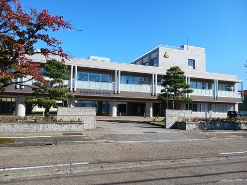 近くの志貴野中学校まで500m（徒歩7分）