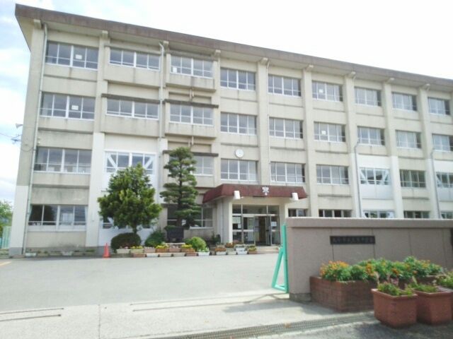 近くの大東中学校まで300m(徒歩4分)