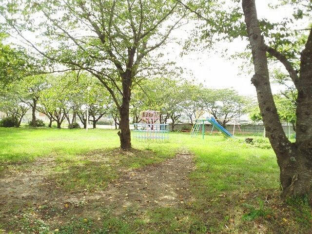 近くの横尾公園まで550m（徒歩7分）