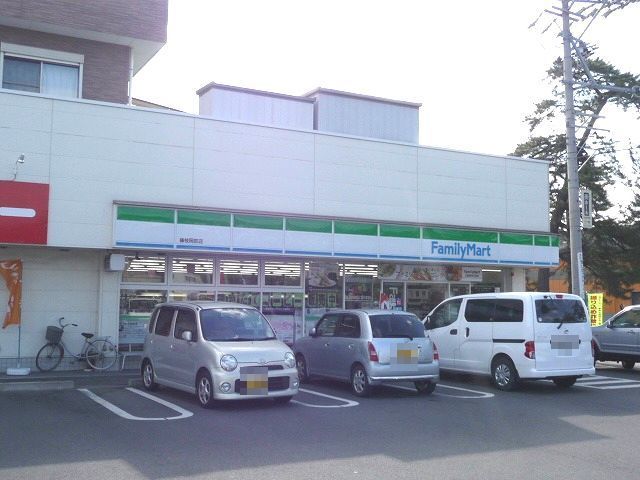 近くのファミリーマート岡部店まで500m(徒歩7分)