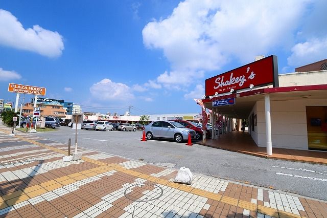 近くのプラザハウスショッピングセンタまで1,500m（徒歩19分）