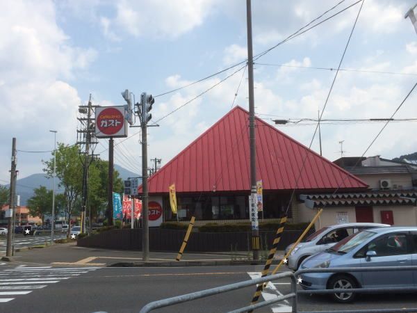近くのガストまで600m（徒歩8分）
