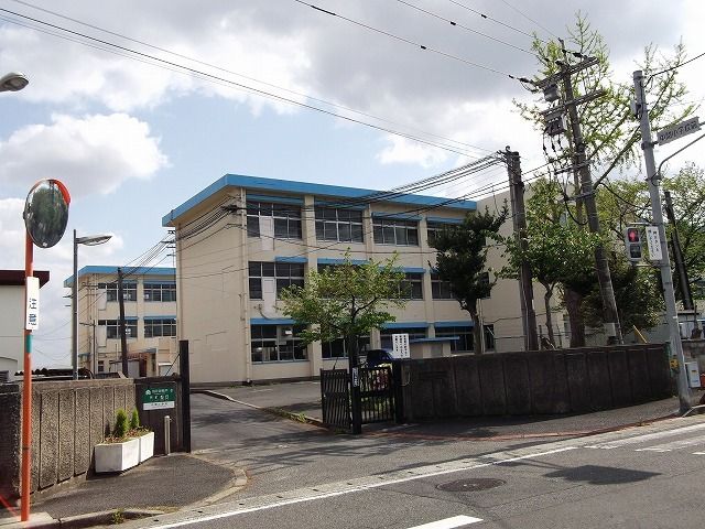 近くの中間小学校まで1,100m(徒歩14分)
