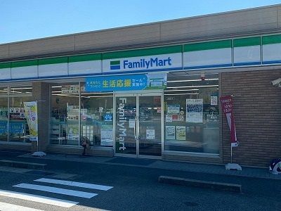 近くのファミリーマート加賀片山津店まで1,000m（徒歩13分）