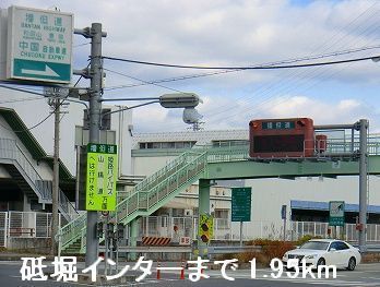 近くの施設まで1,950m（徒歩25分）