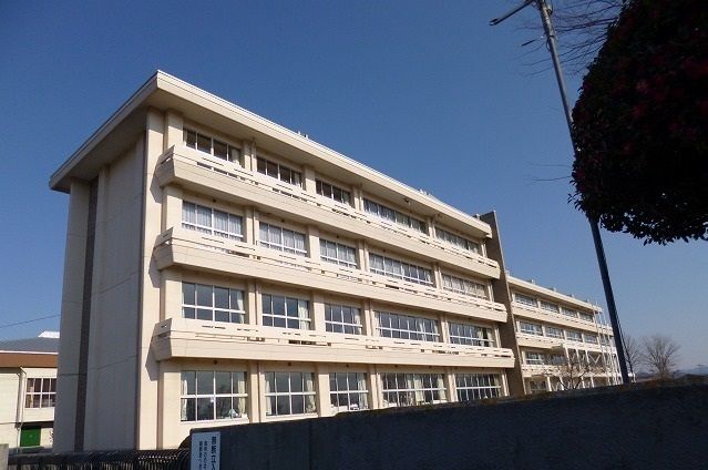 近くの真岡東中学校まで680m（徒歩9分）