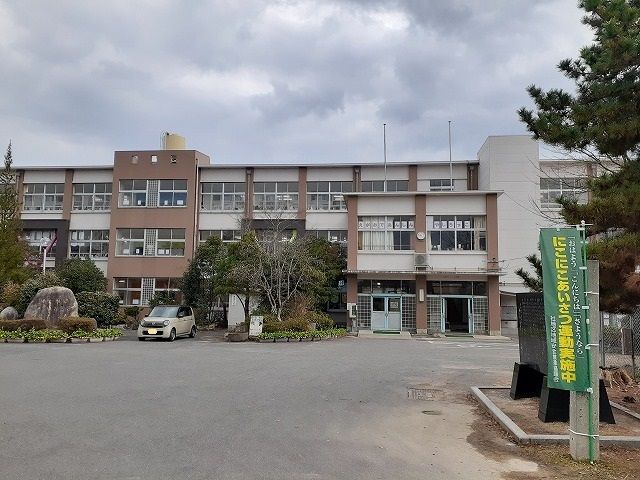 近くの倉吉市立社小学校まで2,000m(徒歩25分)