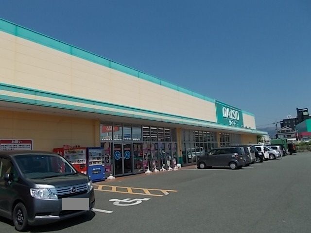 近くの施設まで1,100m（徒歩14分）
