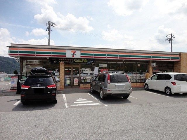 近くのコンビニまで900m（徒歩12分）