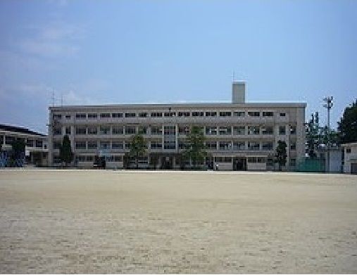 近くの祇園中学校まで650m(徒歩9分)