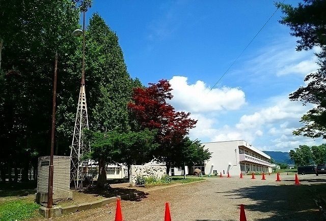 近くの美唄市立東小学校まで1,100m（徒歩14分）
