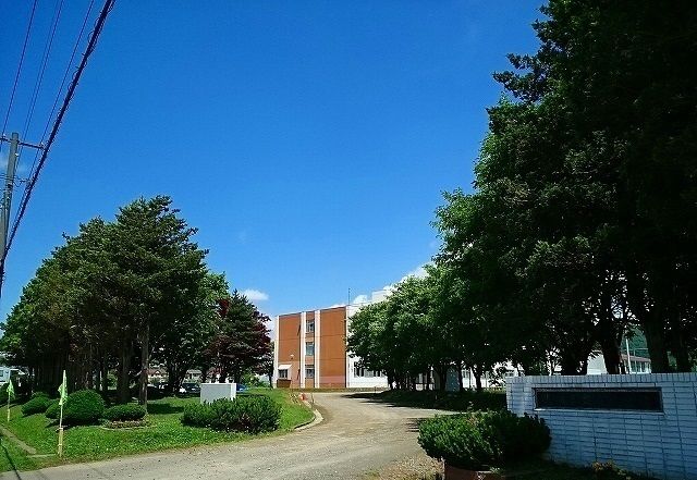 近くの美唄市立東中学校まで1,100m（徒歩14分）