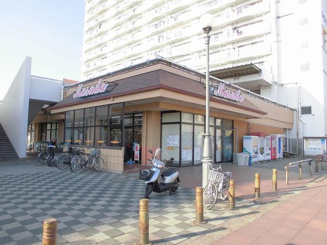 近くのマスダ戸頭店まで430m（徒歩6分）
