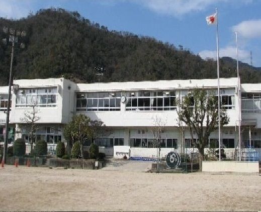 近くの大林小学校まで800m(徒歩10分)
