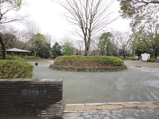 近くの君塚中央公園まで500m（徒歩7分）