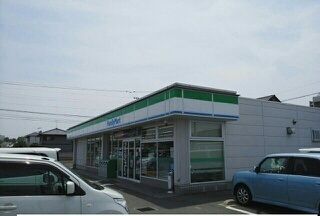 近くのコンビニまで690m（徒歩9分）