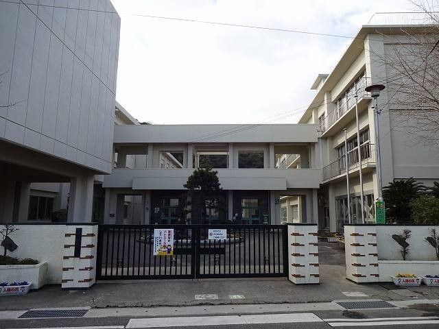 近くの撫養小学校まで700m(徒歩9分)