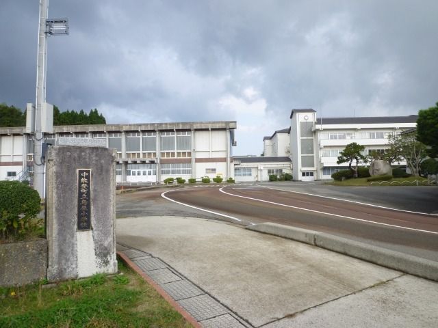 近くの鳥屋小学校まで2,000m(徒歩25分)