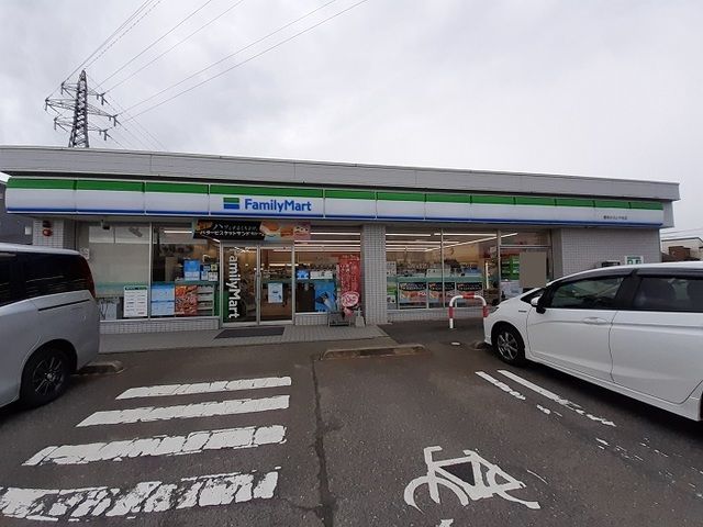 近くのファミリーマート豊栄かぶとやままで170m（徒歩3分）
