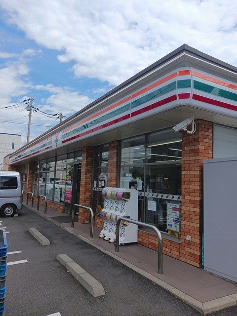 近くのコンビニまで541m（徒歩7分）