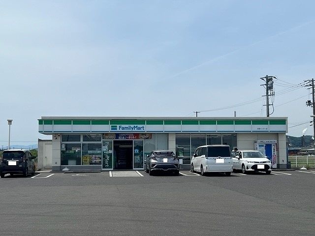 近くのファミリーマート亘理インター店まで1,400m（徒歩18分）