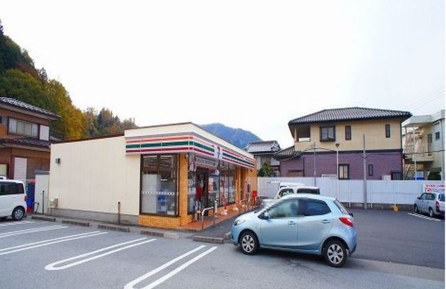 近くのコンビニまで210m（徒歩3分）