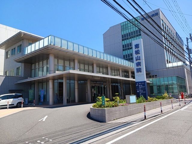 近くの南松山病院様まで450m（徒歩6分）