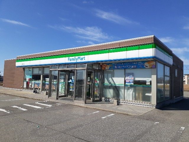近くのファミリーマート黒部飯沢店まで1,800m（徒歩23分）