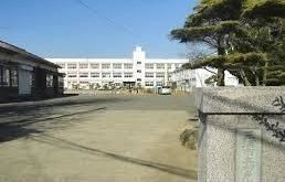 近くの初声小学校まで1,140m（徒歩15分）