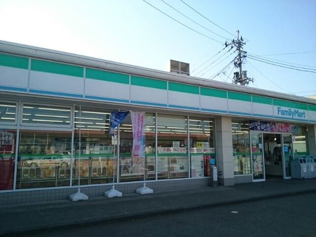 近くのコンビニまで560m（徒歩7分）