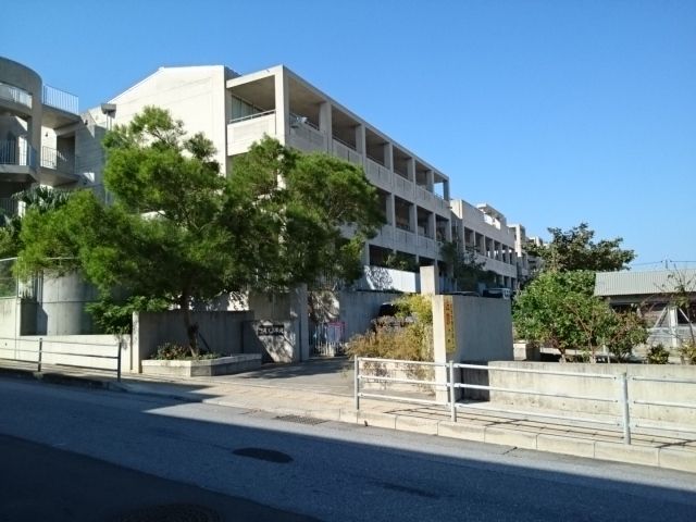近くの天久小学校まで290m（徒歩4分）