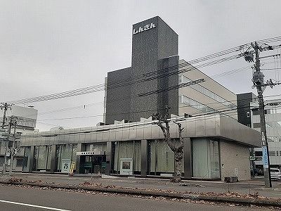 近くの帯広信用金庫本店まで950m（徒歩12分）