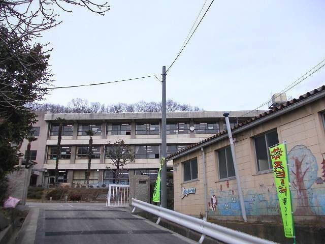 近くの道上小学校まで550m（徒歩7分）