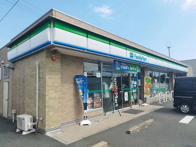 近くのファミリーマートまで650m(徒歩9分)