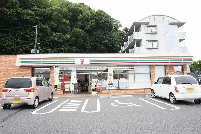 近くのコンビニまで850m（徒歩11分）