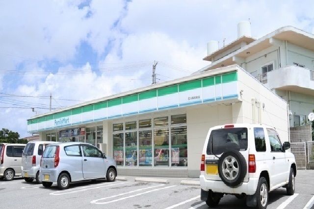 近くのファミリーマート石川高校前まで700m(徒歩9分)