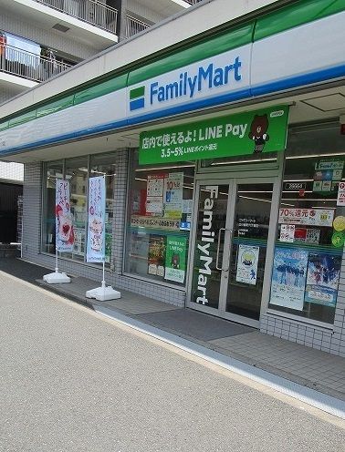 近くのファミリーマートまで18m（徒歩1分）